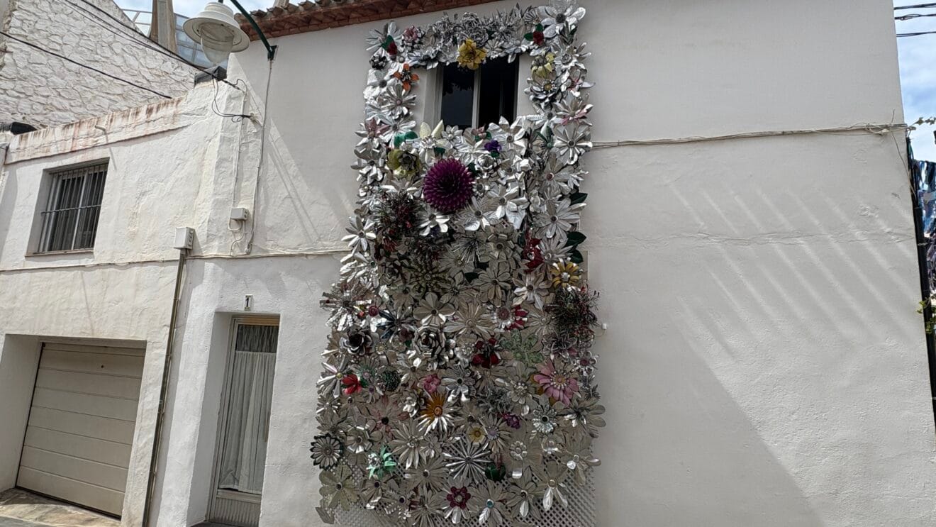 Balcón engalanado en Duanes de la Mar