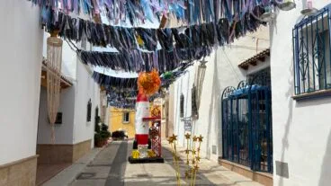 Calles y balcones engalanados en Duanes de la Mar 2025 (9)