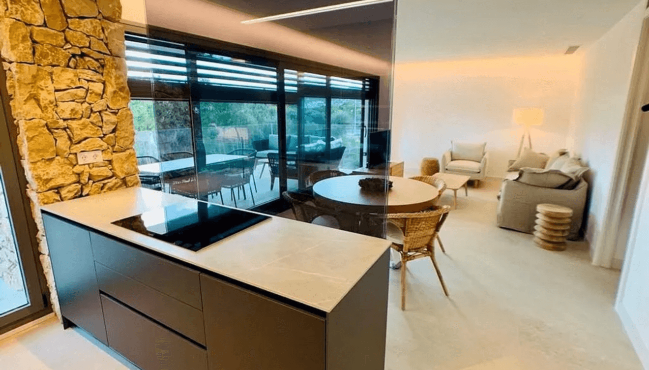 Cocina abierta conectada al salón