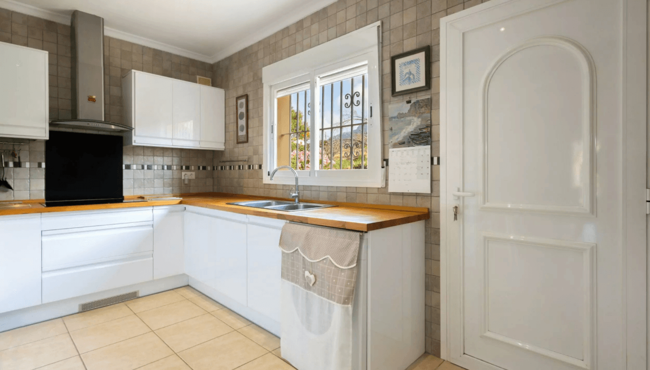 Cocina de estilo actual con gran capacidad de almacenaje