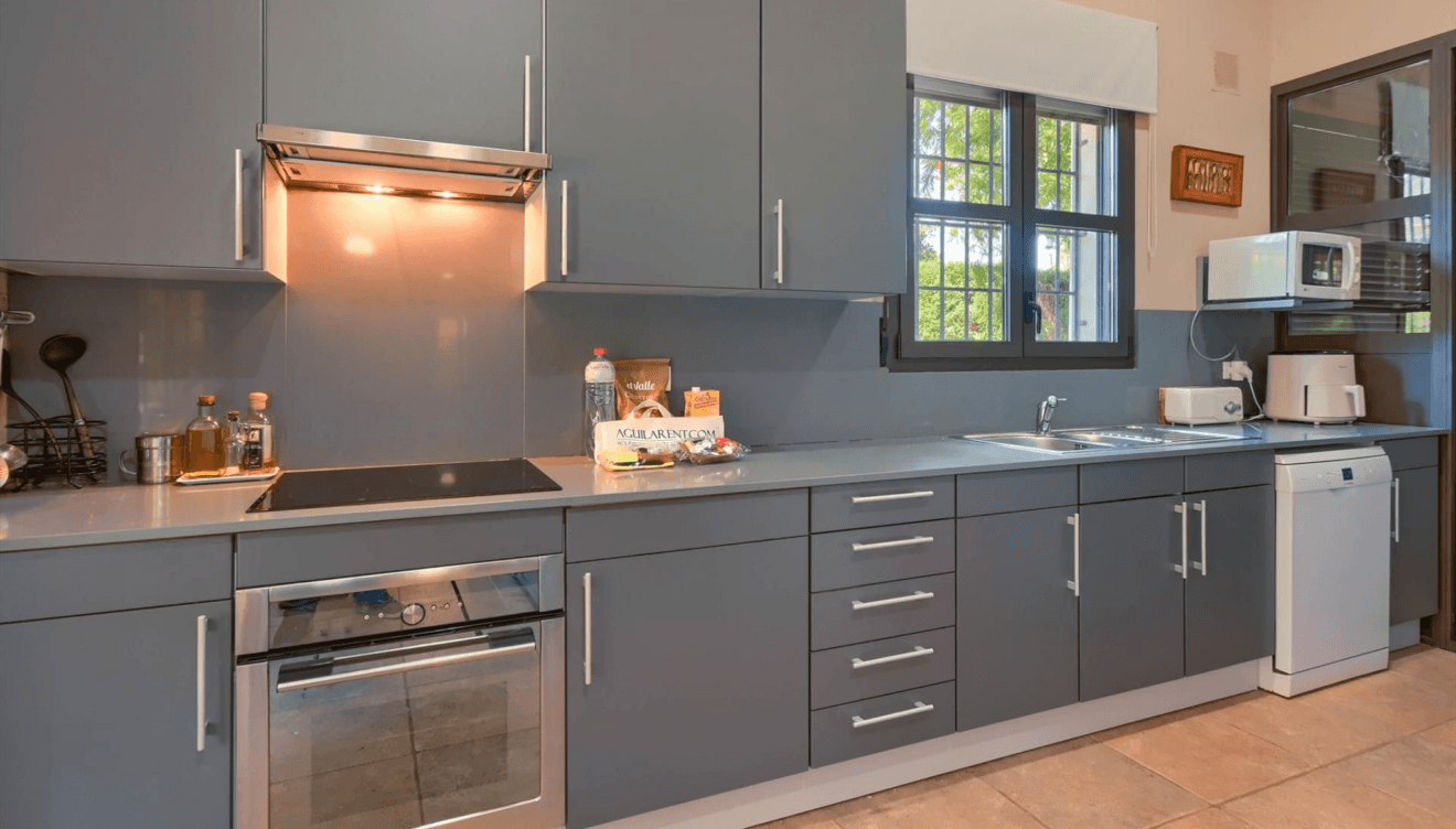 Cocina equipada con electrodomésticos modernos y encimera amplia