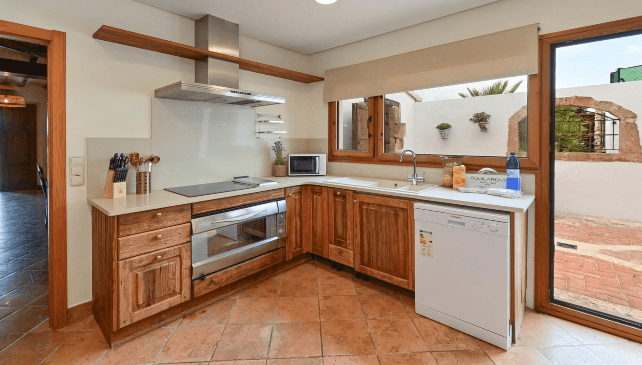 Cocina equipada con electrodomésticos y menaje completo