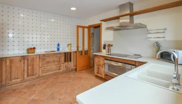 Cocina funcional con almacenamiento amplio