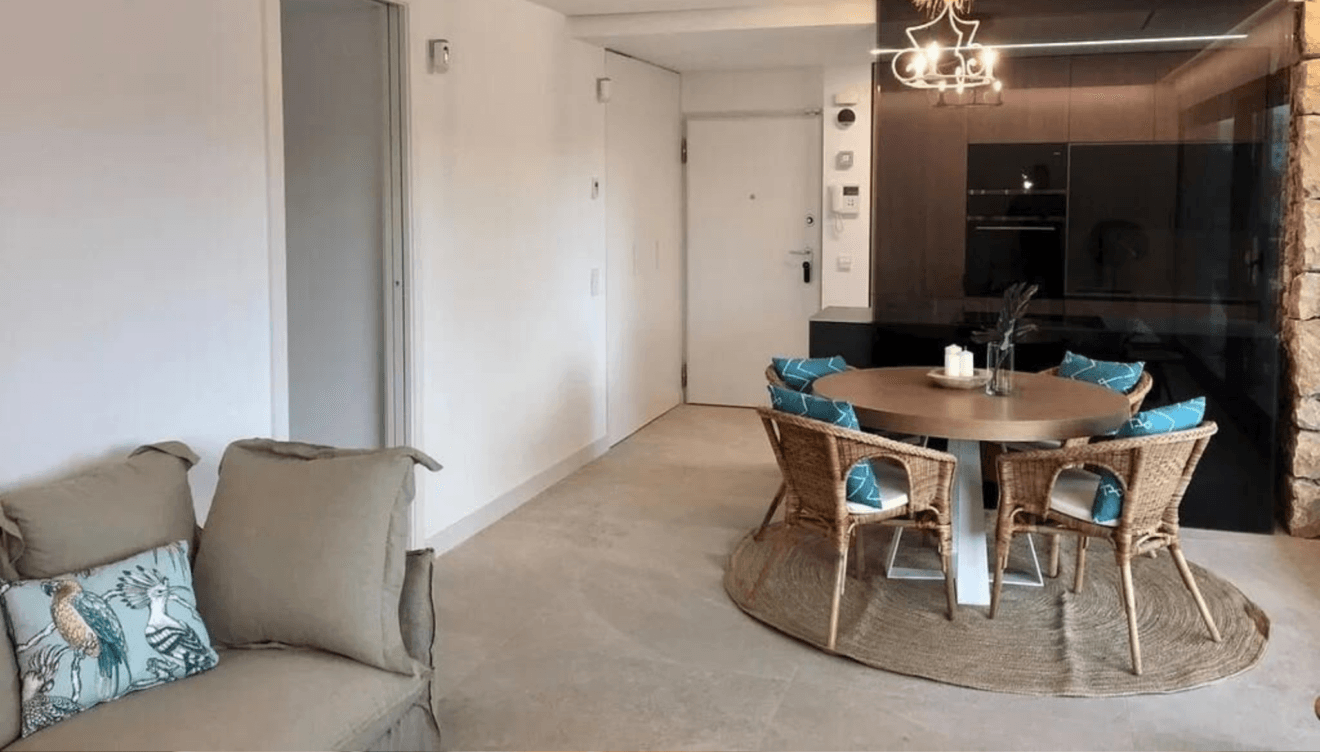 Comedor cómodo junto a la cocina