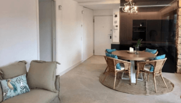 Comedor cómodo junto a la cocina