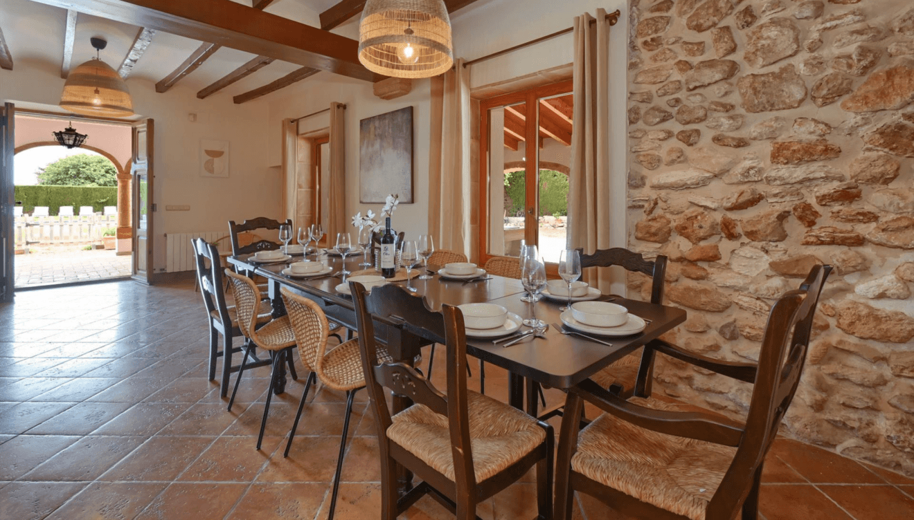 Comedor interior amplio junto al salón