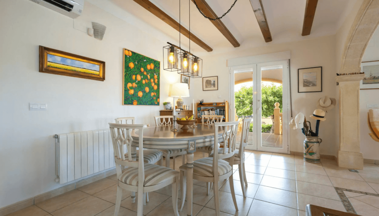 Comedor junto a la cocina funcional