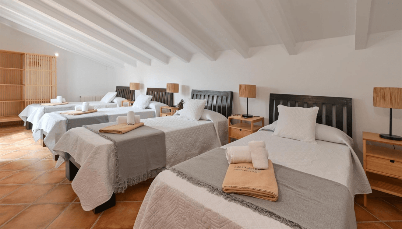 Cuarto de invitados con armario y decoración neutra