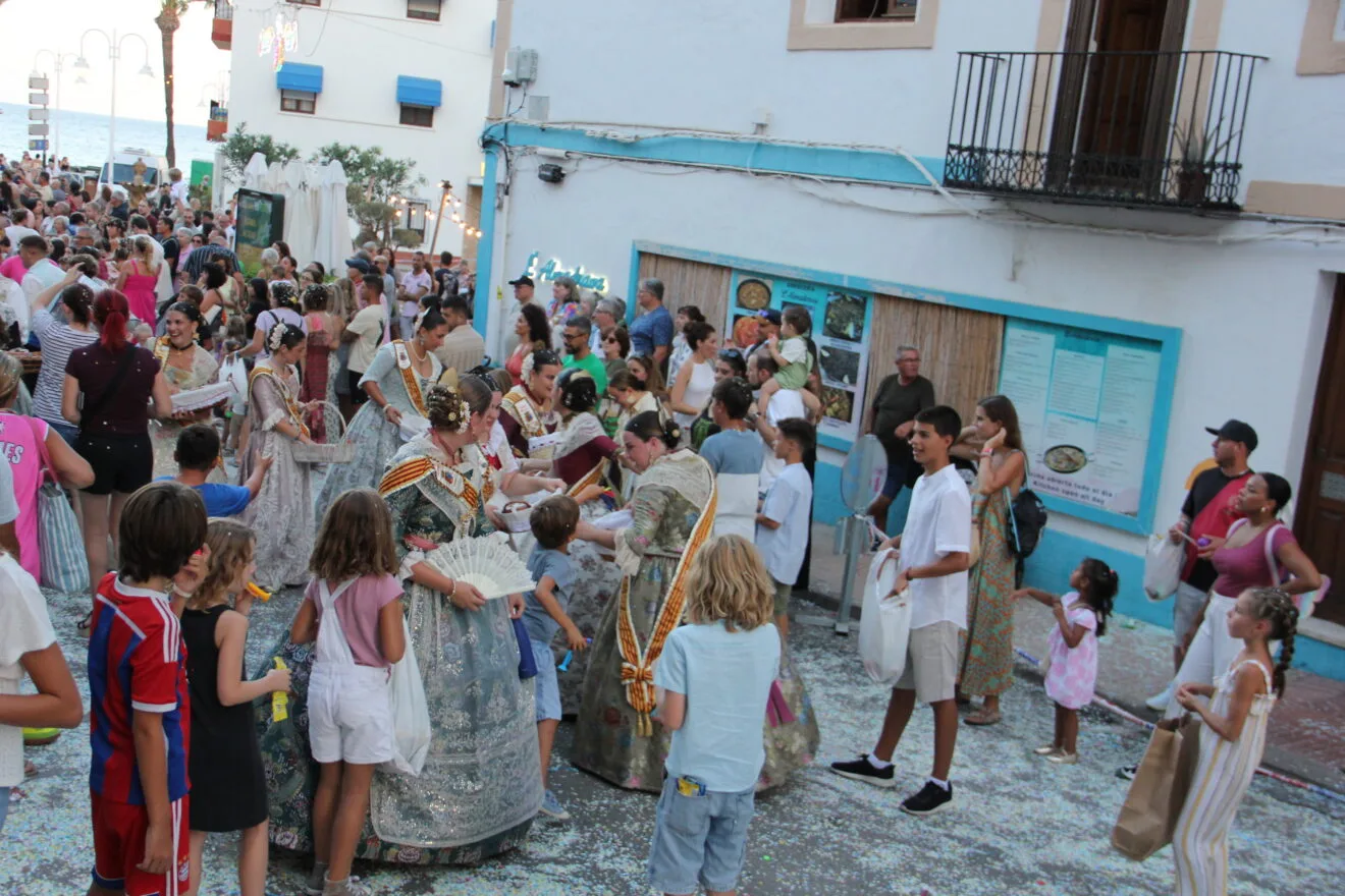 Quintos de 2025 a pie en el desfile de carrozas de las fiestas de Loreto de Xàbia