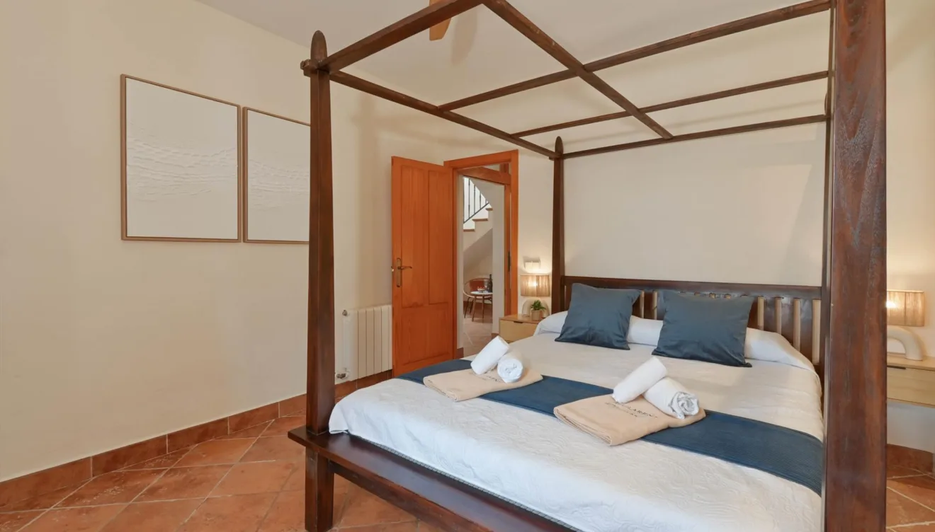 Dormitorio acogedor con mobiliario funcional