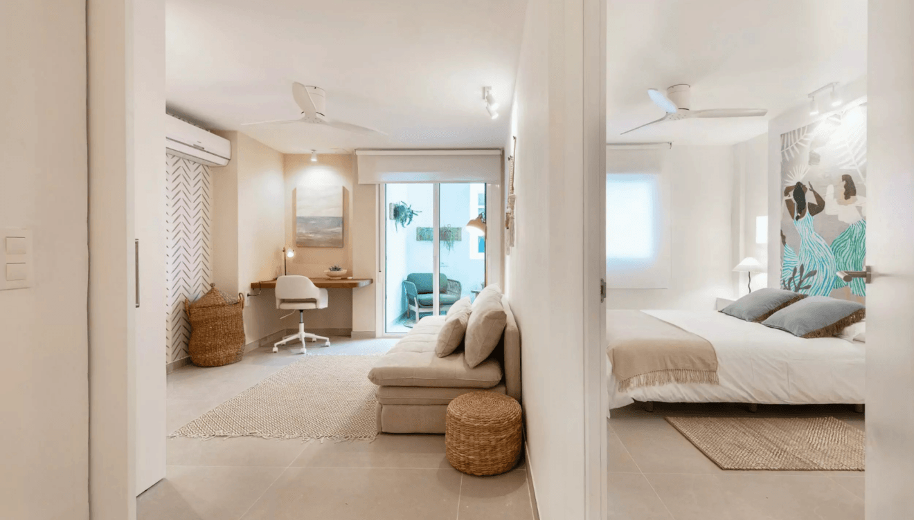 Dormitorio amplio cercano a la sala de estudios o habitación de invitados