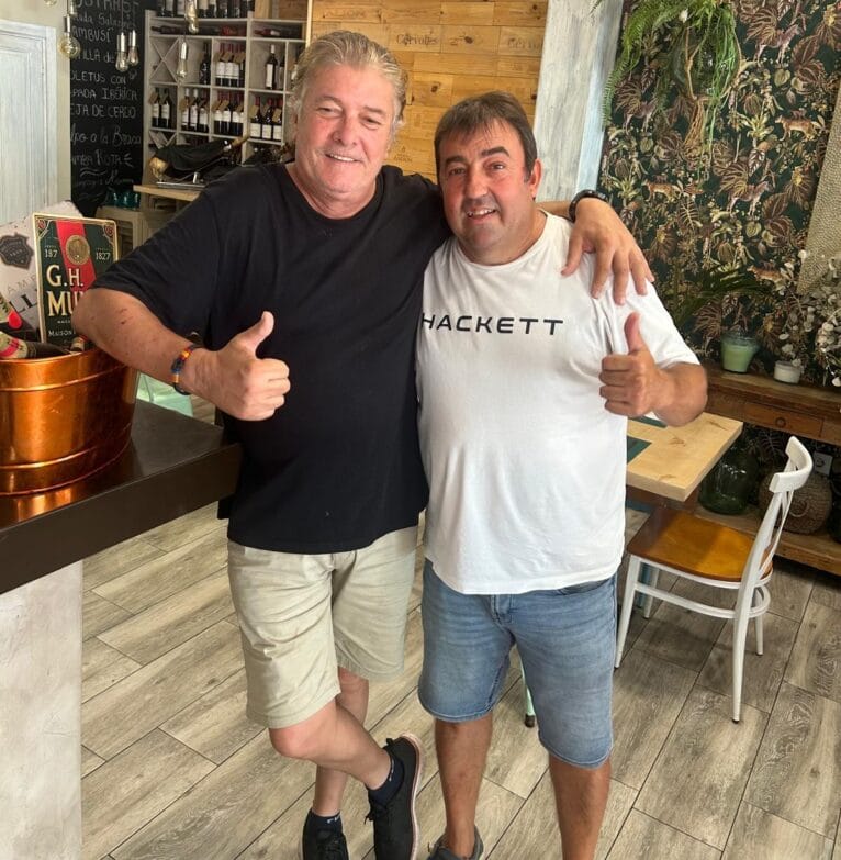 Sänger Francisco mit dem Manager der Bar El Convent