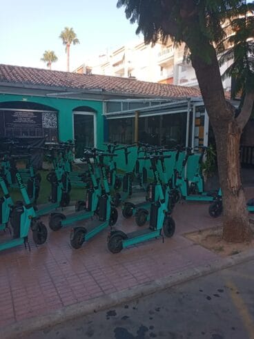 El estacionamiento de patinetes bloque el paso peatonal