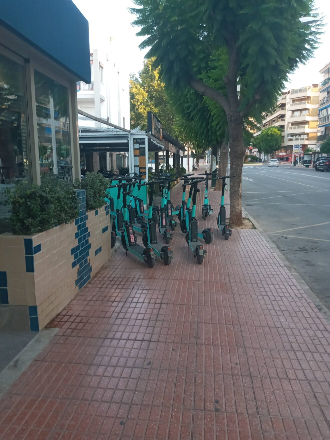 El estacionamiento de patinetes bloque el paso peatonal (2)