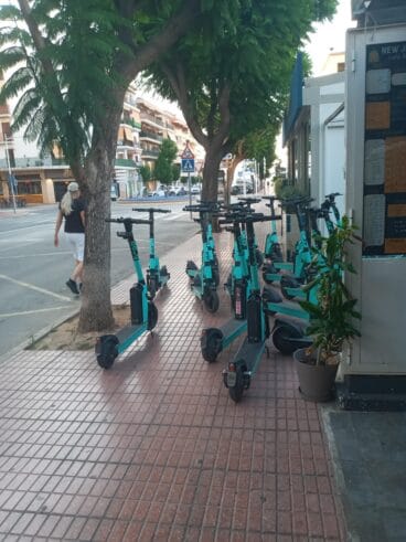 El estacionamiento de patinetes bloque el paso peatonal (3)