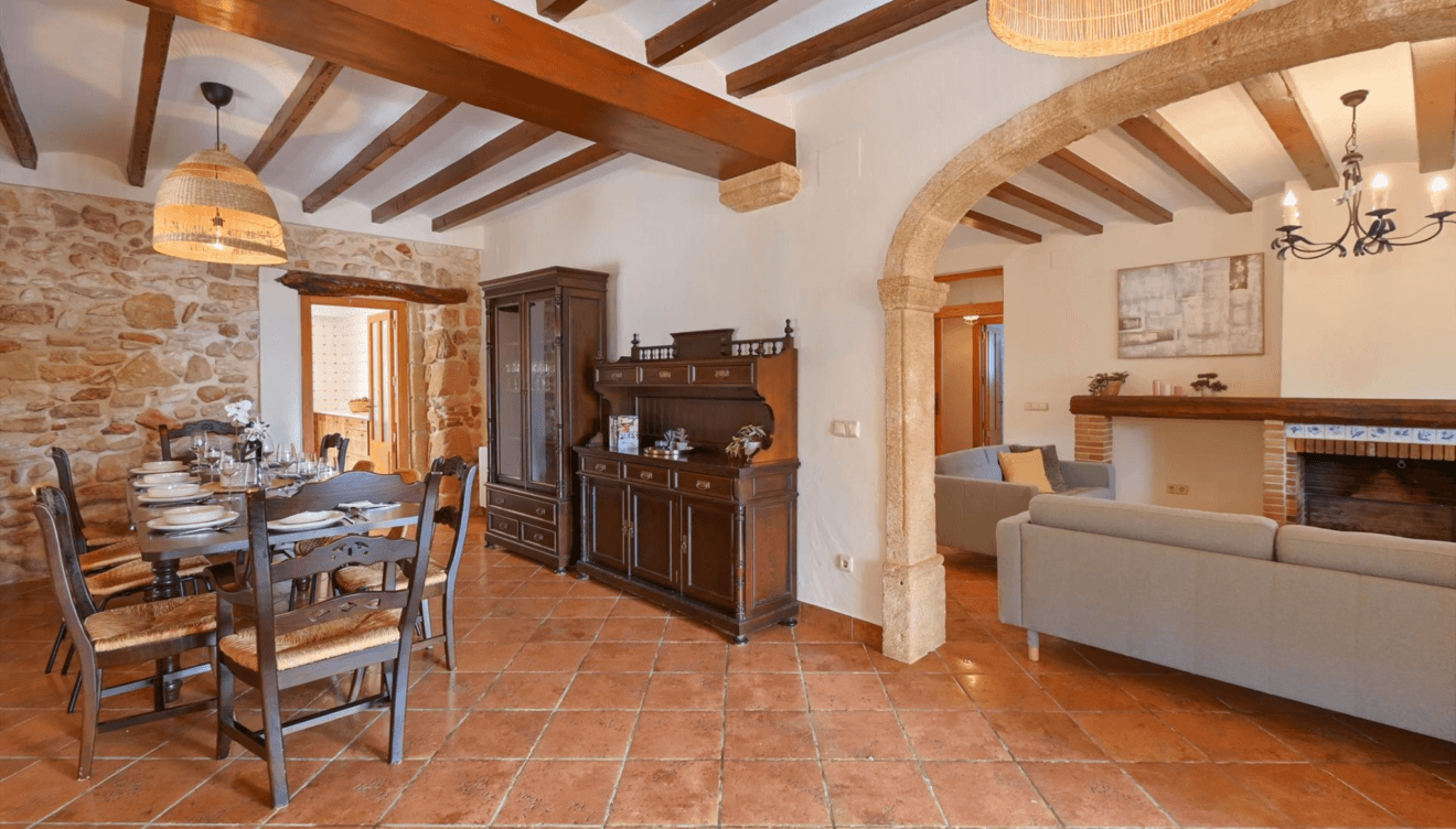 Espacio de comedor con luz natural y mobiliario moderno