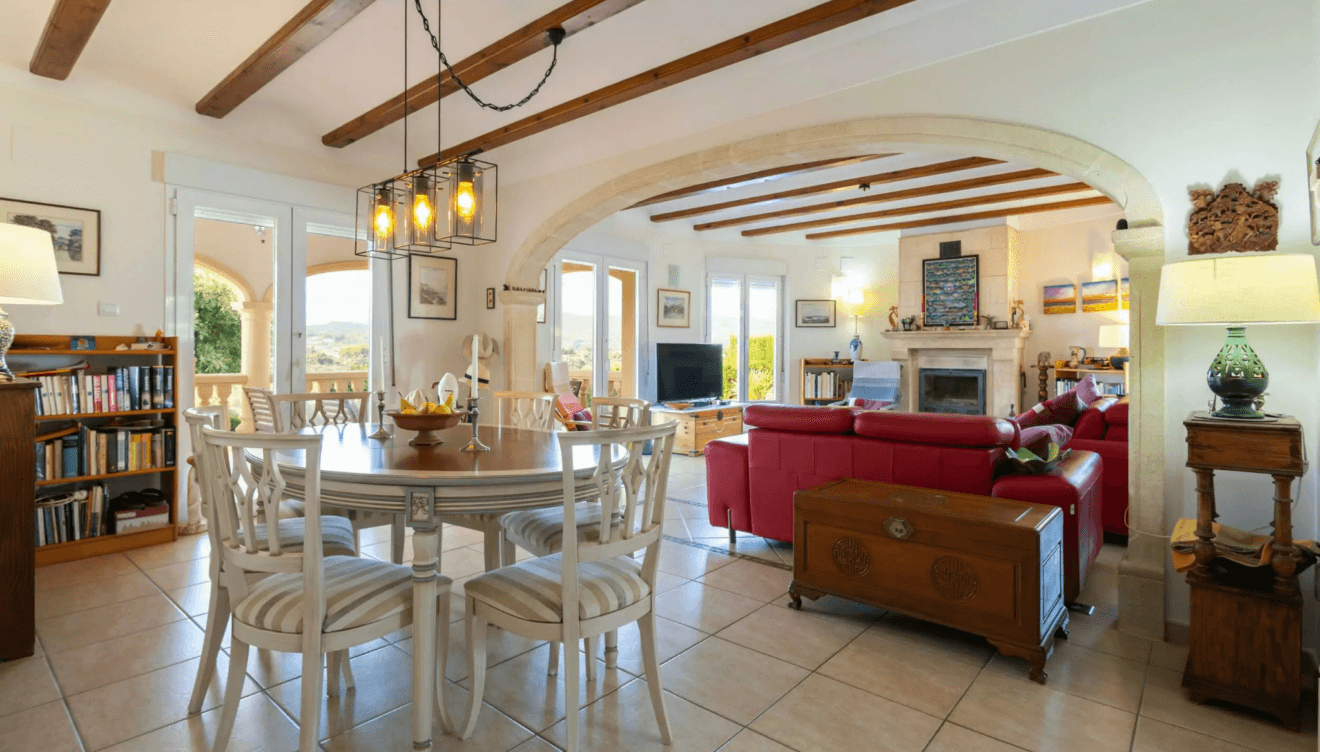 Espacio de comedor con vistas al jardín