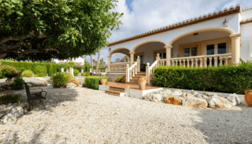 Fachada principal con entrada privada