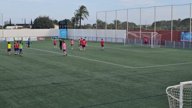 Imagen: Jugadores del CD Jávea durante un entrenamiento