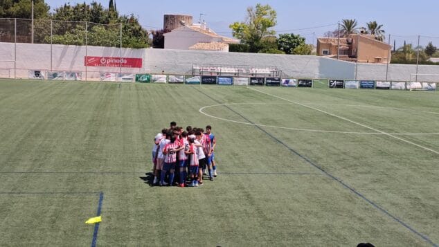 Imagen: Jugadores del equipo cadete del CD Jávea en un partido