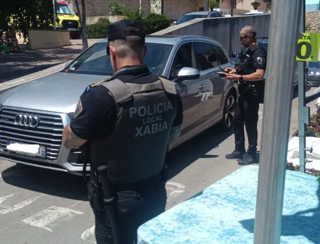 Imagen: La Policía Local de Xàbia actúa en el acto de odio e identifica al autor