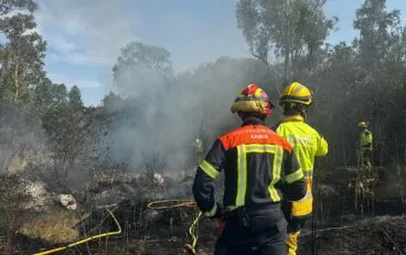 Labores de extinción de los bomberos