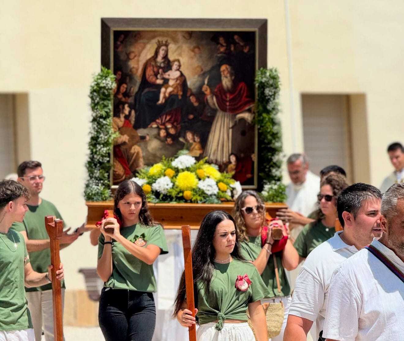 Los mayorales 2025 portan el cuadro con la imagen en la romería