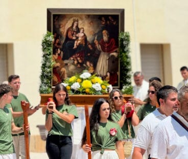 Los mayorales 2025 portan el cuadro con la imagen en la romería