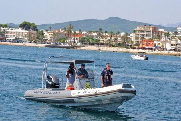 Imagen: L’SCOBETA, nueva embarcación de la Policía Local de Xàbia