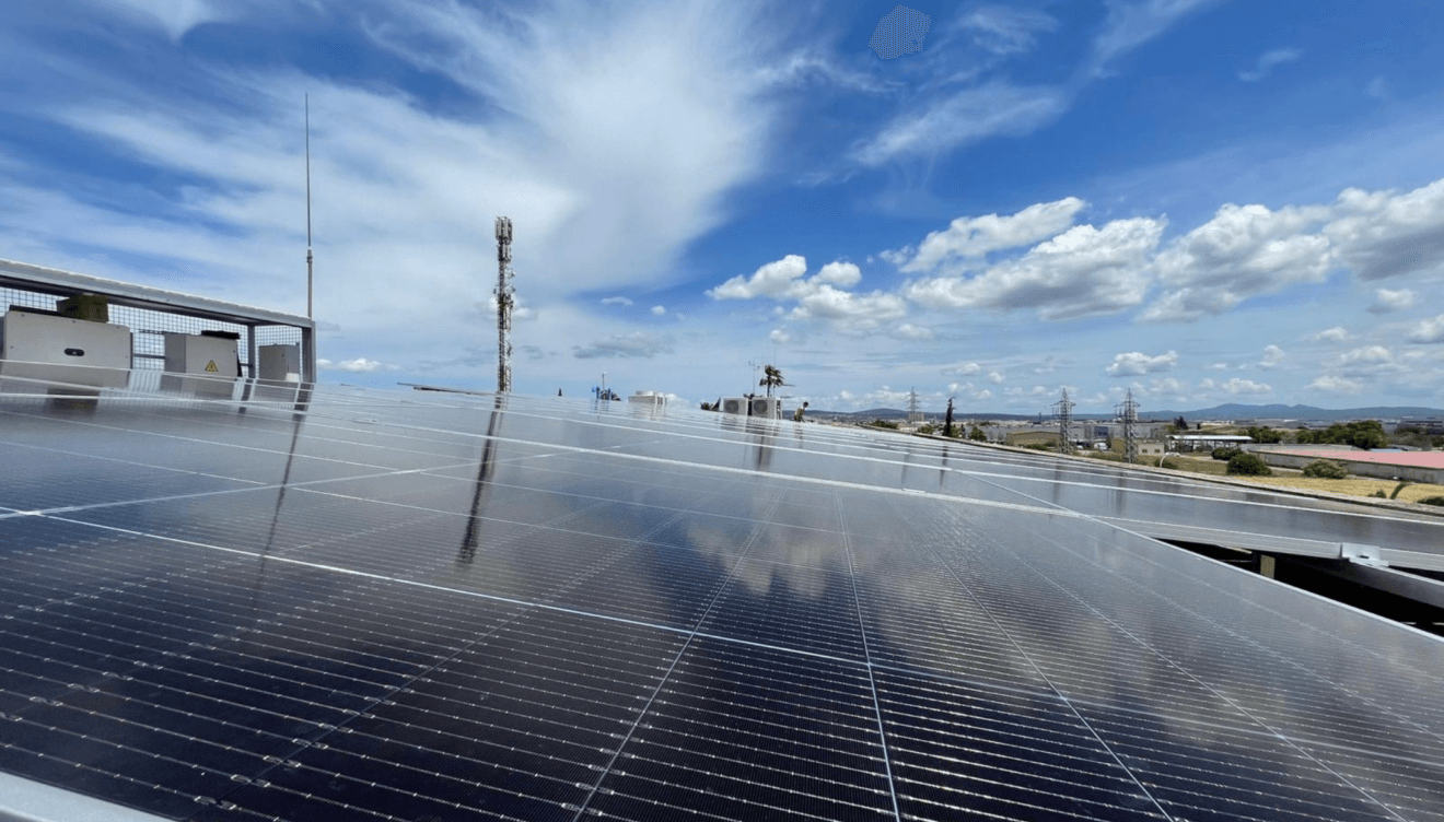 Montaje técnico de paneles solares en la potabilizadora de Palma
