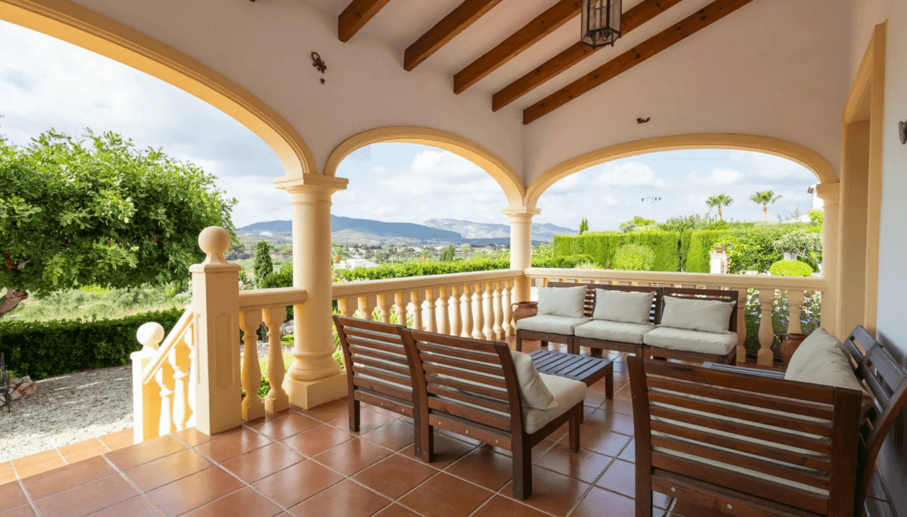 Porche cubierto ideal para descansar