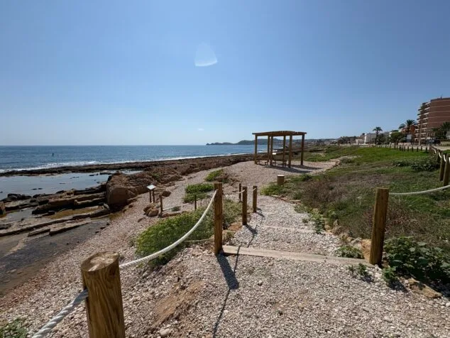 Imagen: Sendero y mirador donde contemplar el proyecto de regeneración y visitable del Primer Montañar de Xàbia