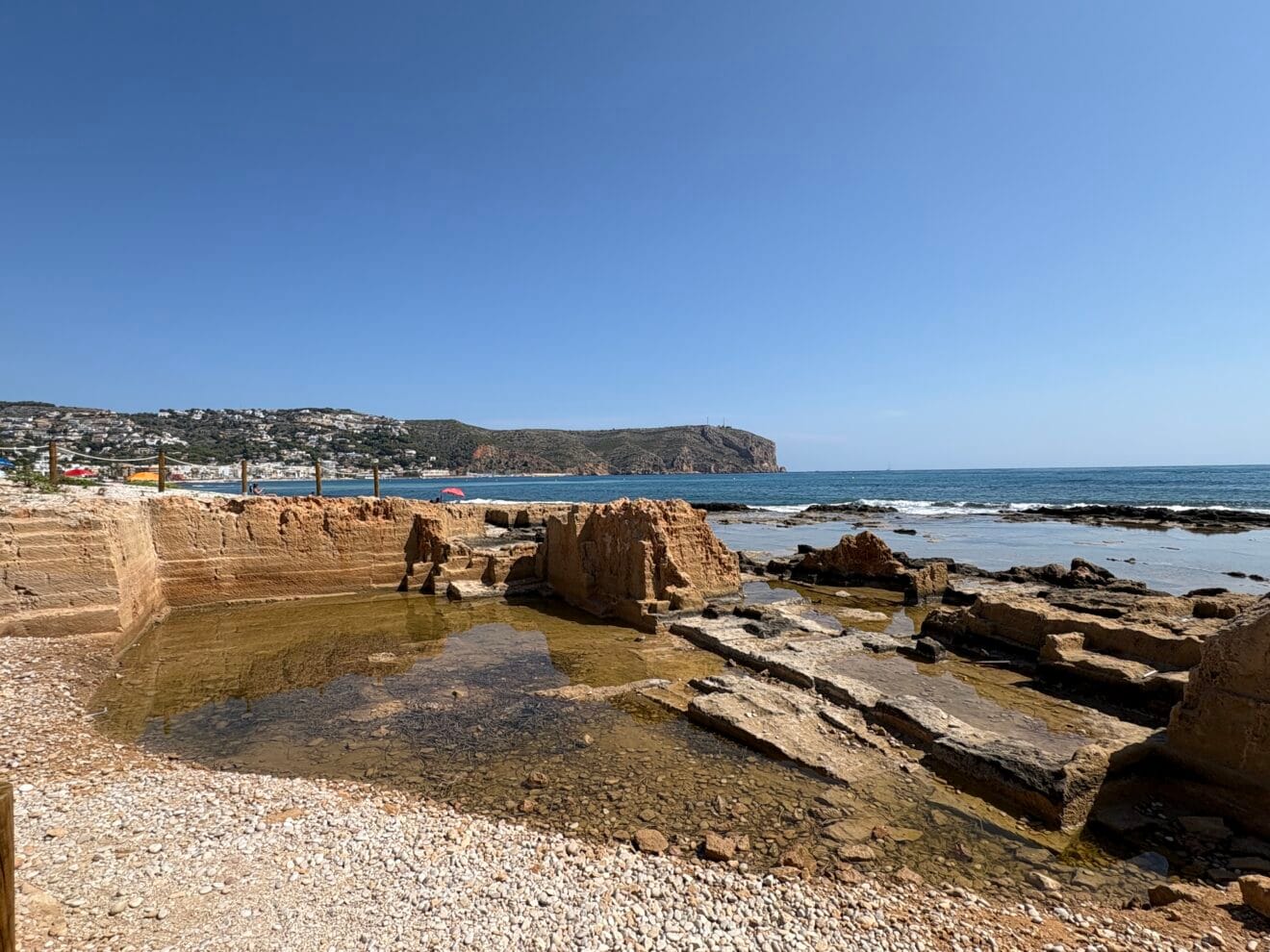 Espacio del proyecto de regeneración y visitable del Primer Montañar de Xàbia donde se observa la cantera de piedra tosca