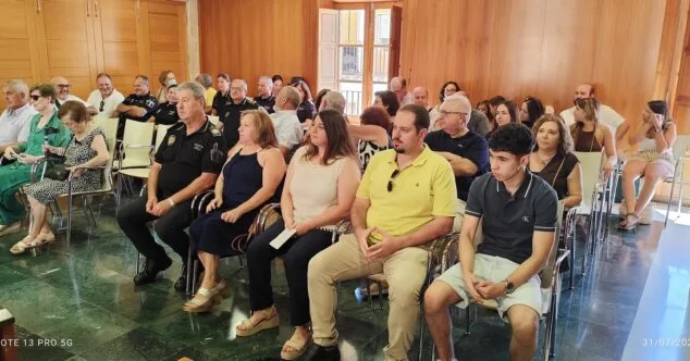 Imagen: Público en el acto de despedida del agente Andrés Bolufer