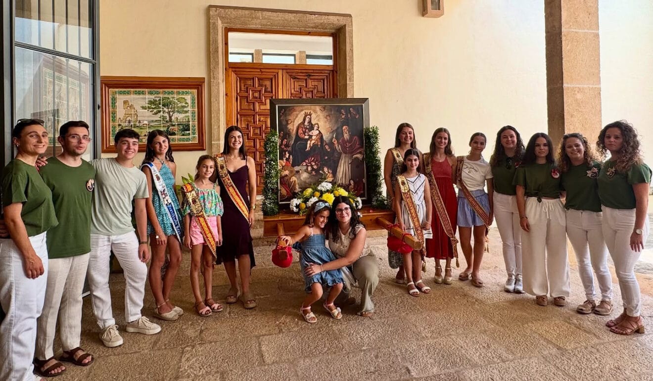 Representantes de fogueres con la comision de festes la plana