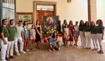 Representantes de fogueres con la comision de festes la plana