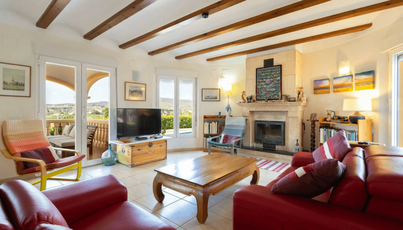 Salón amplio con acceso directo al exterior