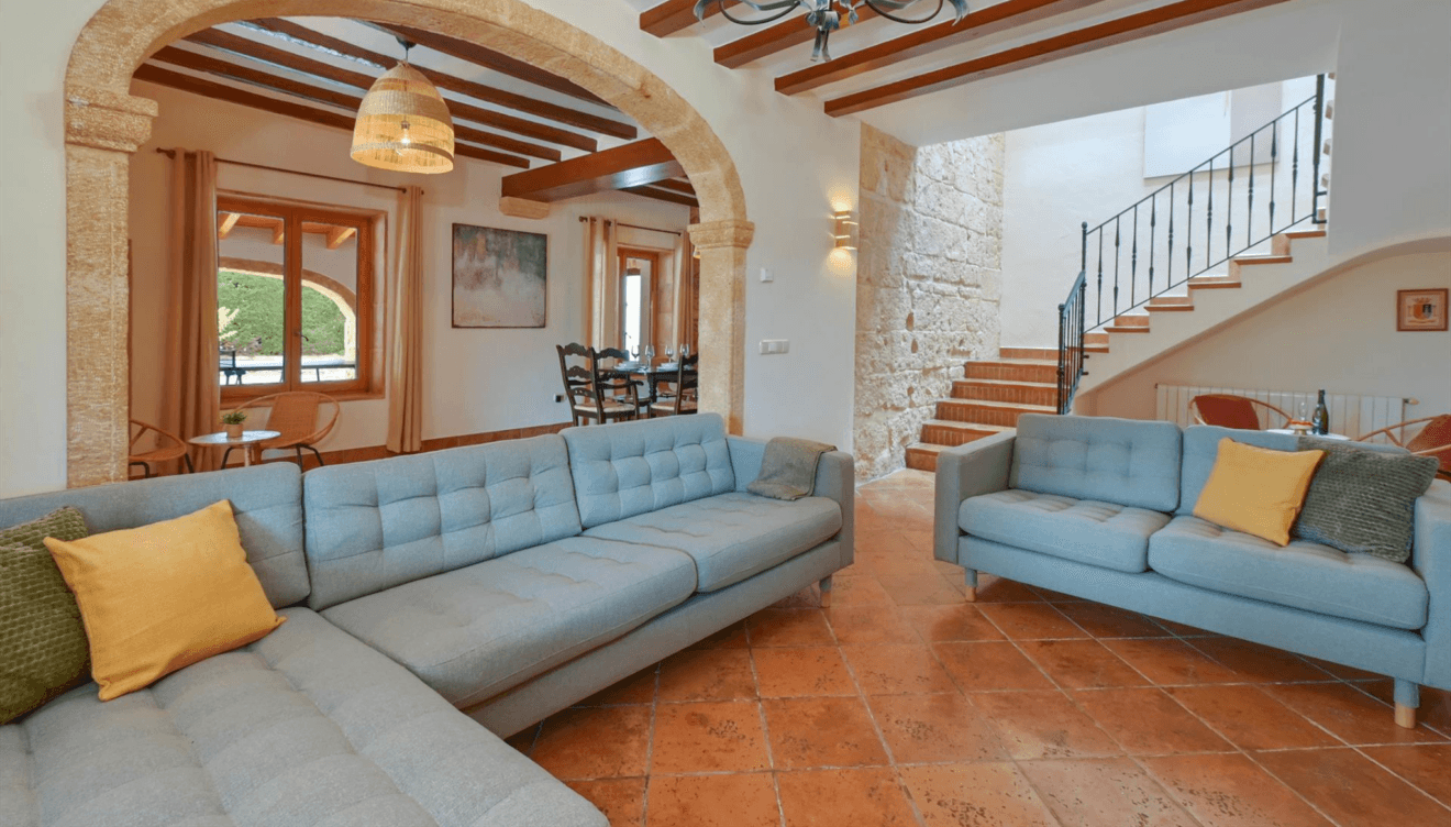 Salón con acceso a terraza y aire acondicionado