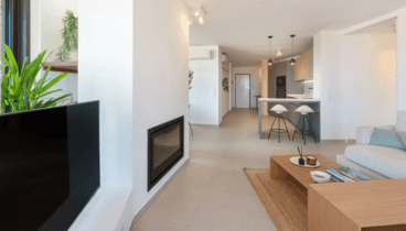 Salón con grandes ventanales