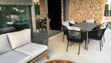 Terraza amplia con espacio para zona de estar o comedor