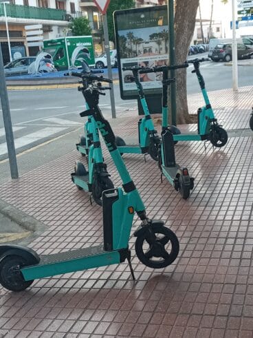 Varios patinetes ocupan la vía pública obstaculizando el paso (1)