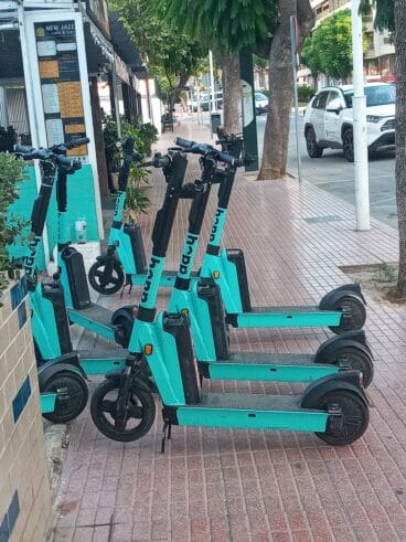 Varios patinetes ocupan la vía pública obstaculizando el paso (2)