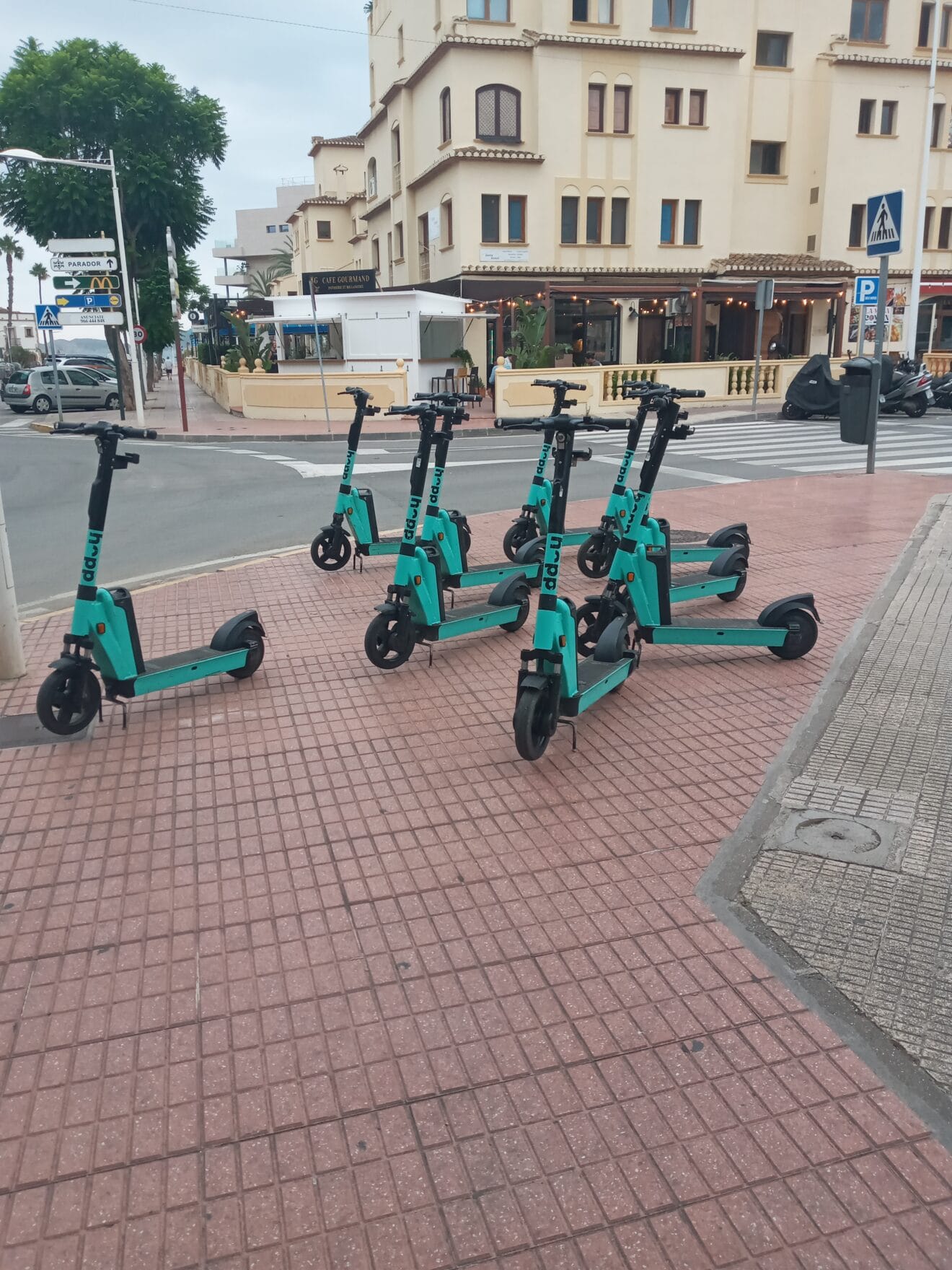 Varios patinetes ocupan la vía pública obstaculizando el paso