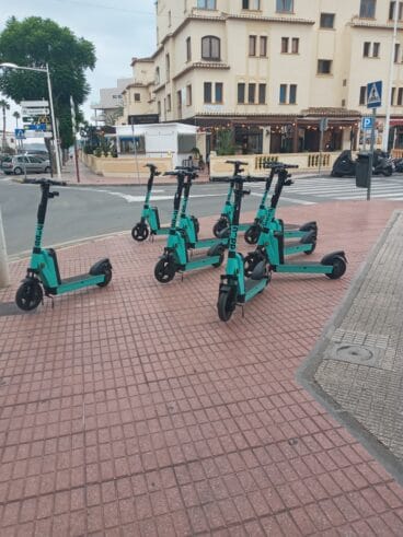 Varios patinetes ocupan la vía pública obstaculizando el paso