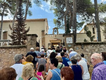 Vecinos acuden al monasterio para la misa
