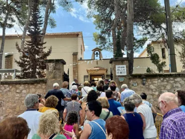 Vecinos acuden al monasterio para la misa