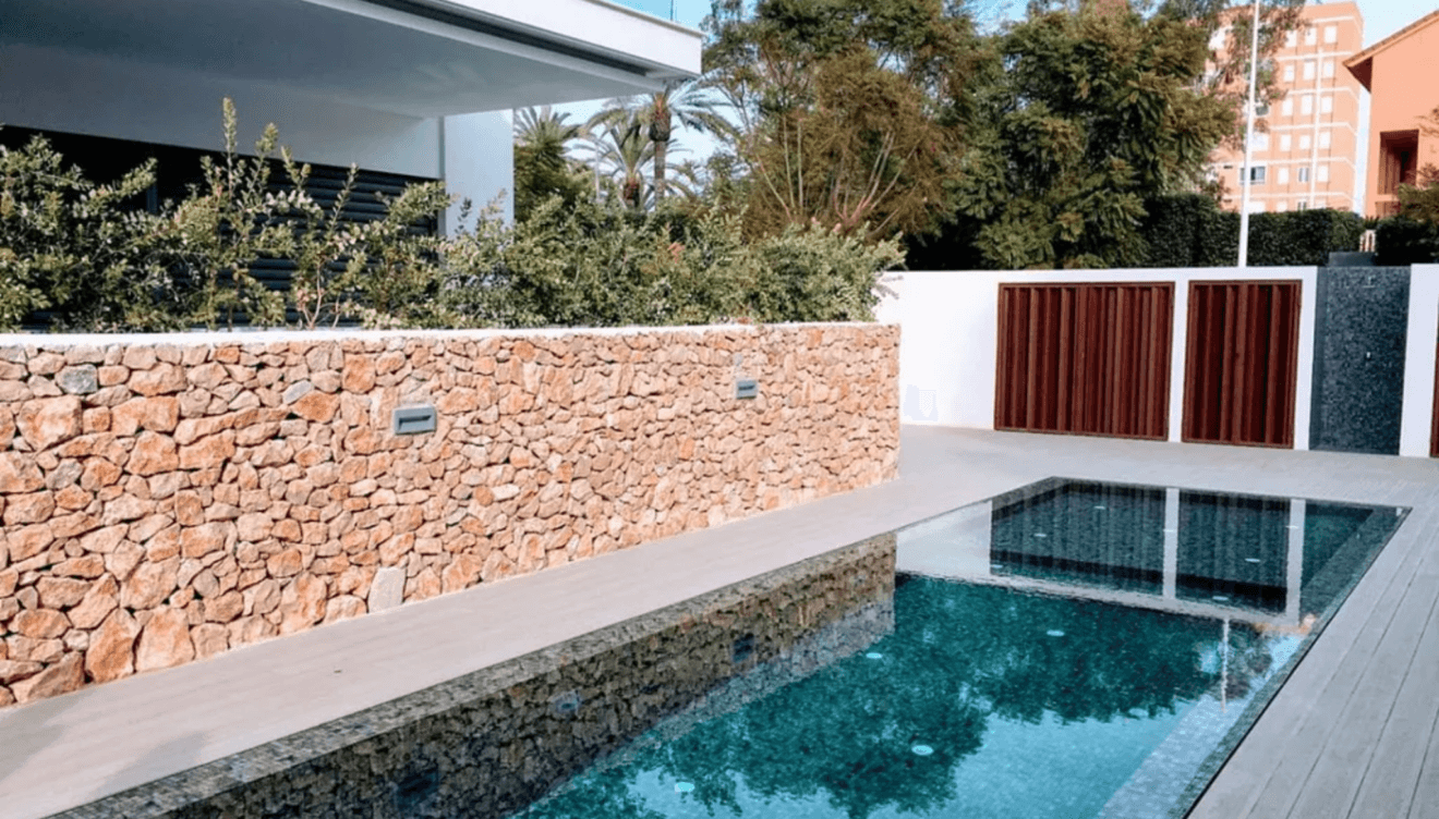 Vista exterior del acceso principal al edificio