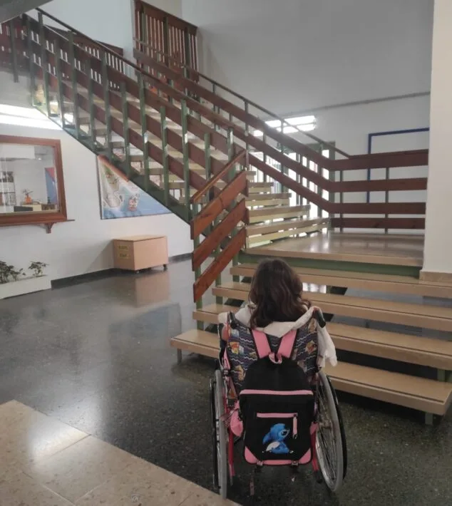Imagen: Olaya frente a las escaleras que suben al aula