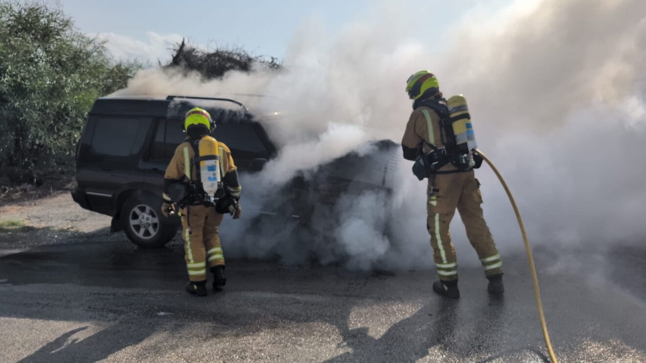 Bomberos apaga las llamas del vehículo