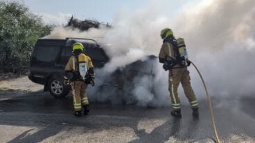 Bomberos apaga las llamas del vehículo